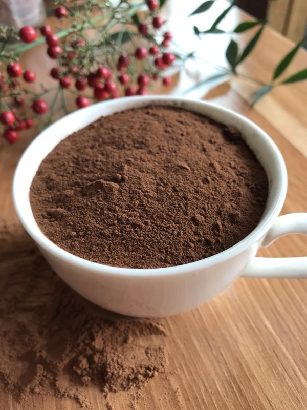 ブラウンのあるチョコレート ケーキのための純粋な高脂肪のココア粉100%のココア内容