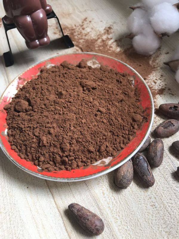 お菓子屋のためのココア粉の流れるように動くブラウンの健康な高脂肪の粉
